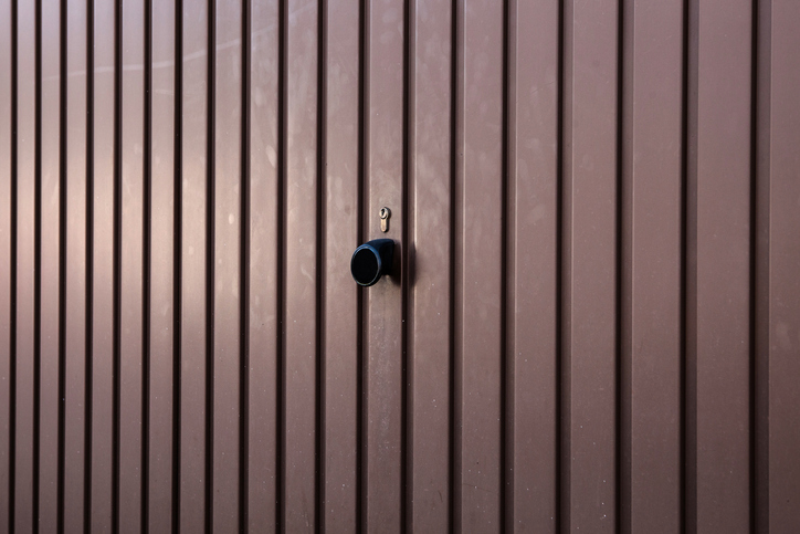 brązowe metalowe drzwi garażowe