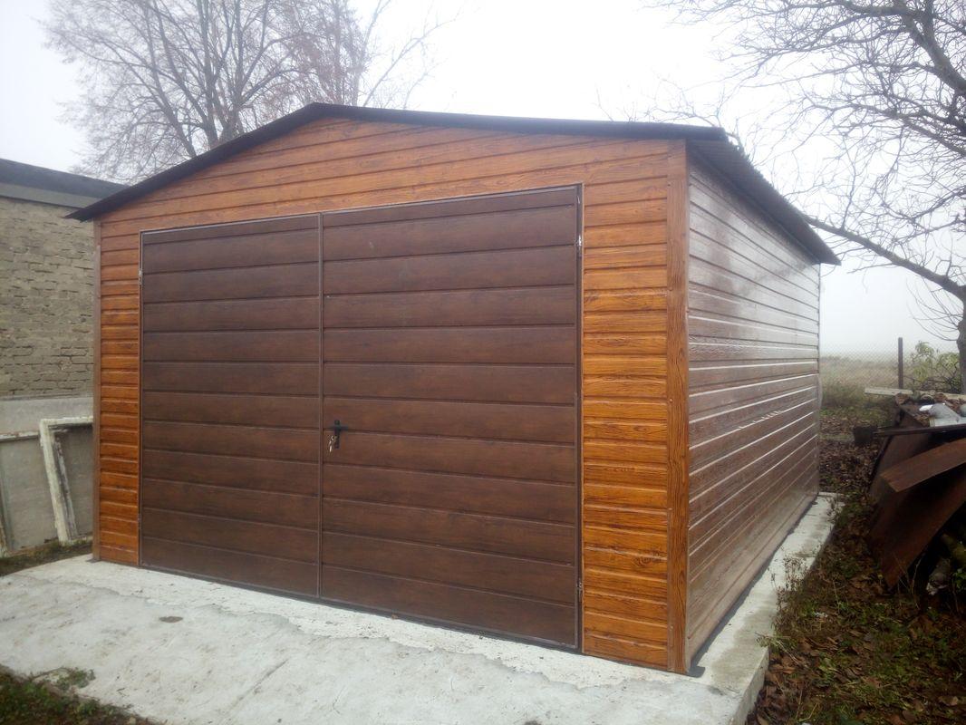 Garaż drewniany z brązowymi drzwiami
